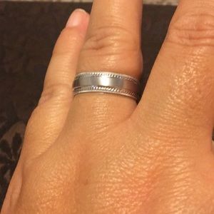 14k white gold with milgrain around the band